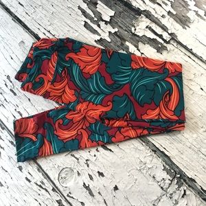 LuLaRoe NWOT OS Leggings Leaf like pattern